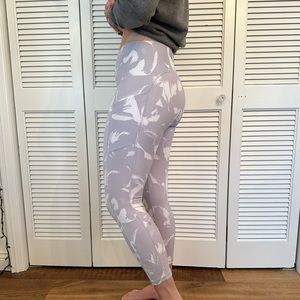 Lululemon 23” crop - size 8 - white/gray